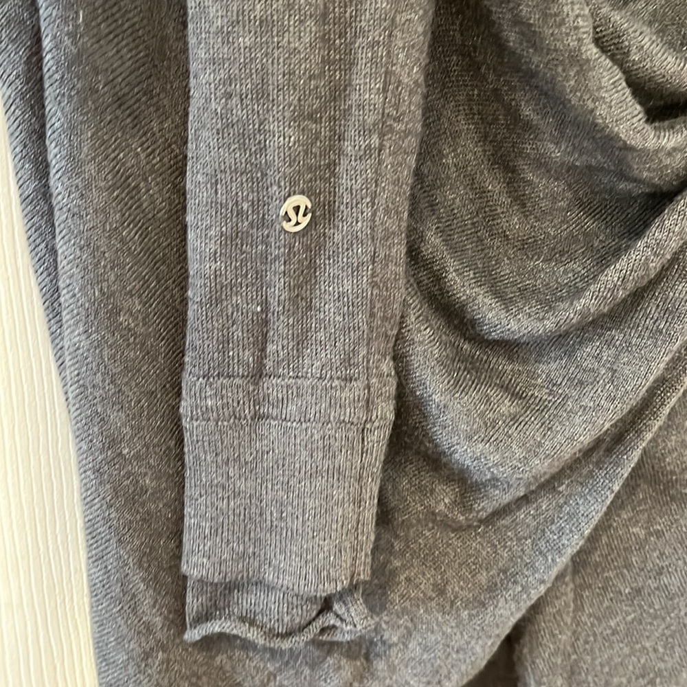 Lululemon Gorgeous Top! Size 4! 🥰 - Picture 3 of 5